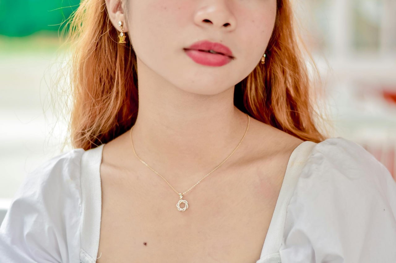 Lány arany nyaklánccal - Loruvia